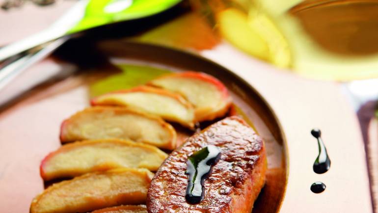 https://www.vinsalsace.com/assets/img/recettes/383/foie-gras-poele-fruits-confits-au-gewurztraminer-_631__large.jpg